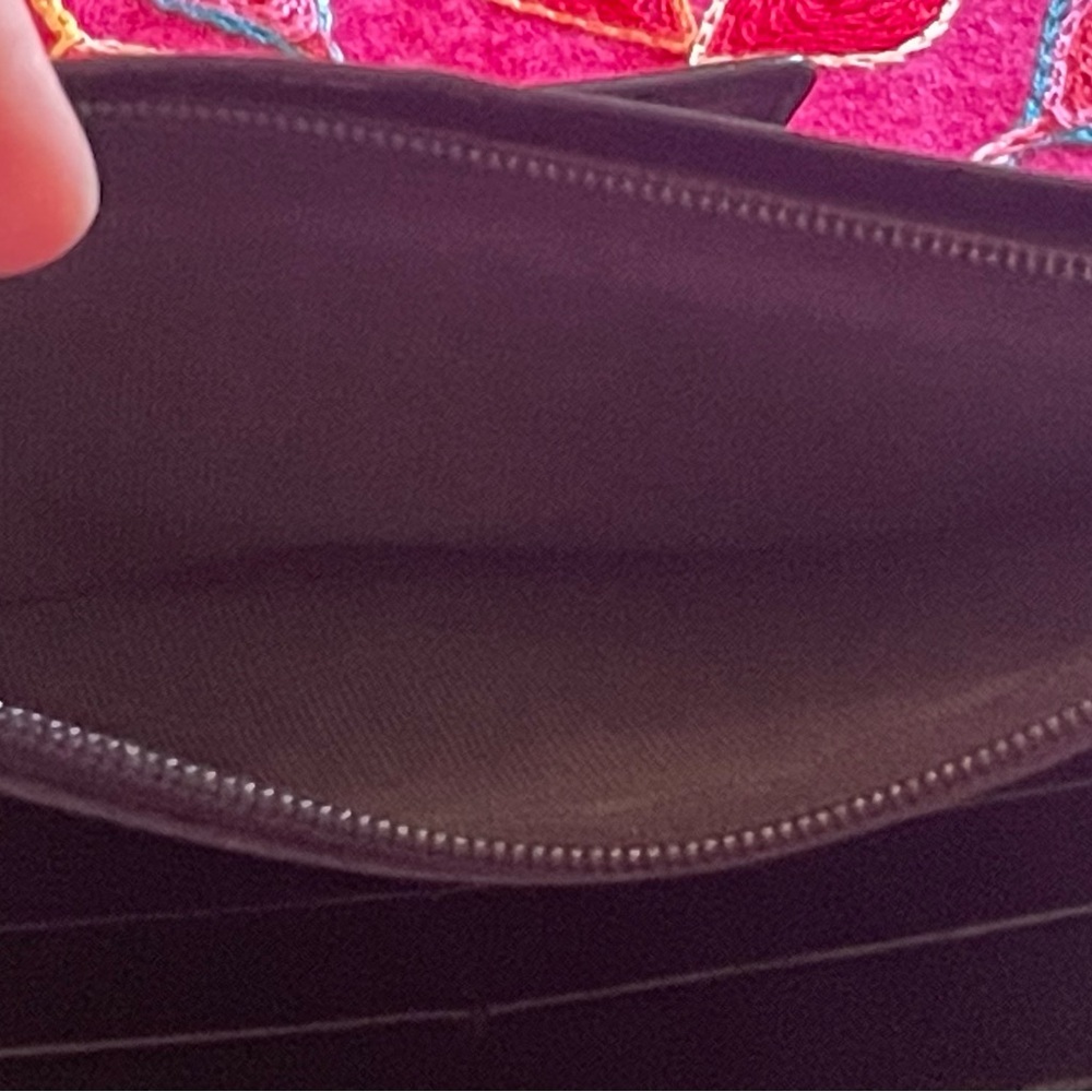 GIVENCHY black leather wallet - EUC. Measures apx. 7 1/2 x 4“ - Picture 8 of 10